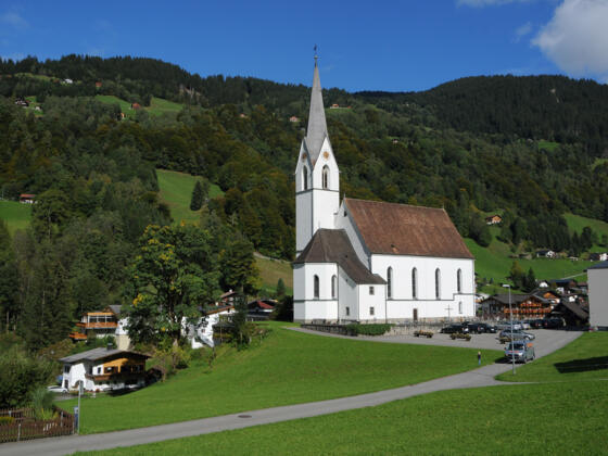 Silbertal, Katholische Pfarrkirche Heilige Josef und Nikolaus mit Friedhof 8