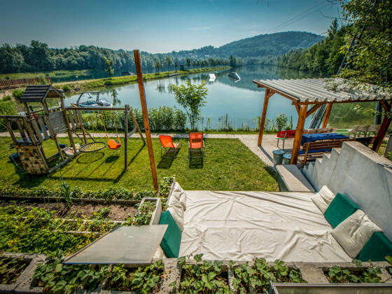 Ausblick auf den See von der Sonnenlounge aus