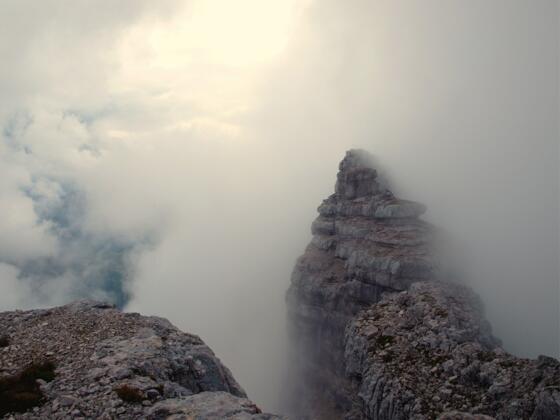 Ramesch Hauptgipfel 2119m noch im Nebel, vom Westgipfel gesehen.