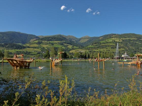 Natur-Badesee Niedernsill mit Blick auf die Kitzbüheler Alpen/Pinzgauer Grasberge