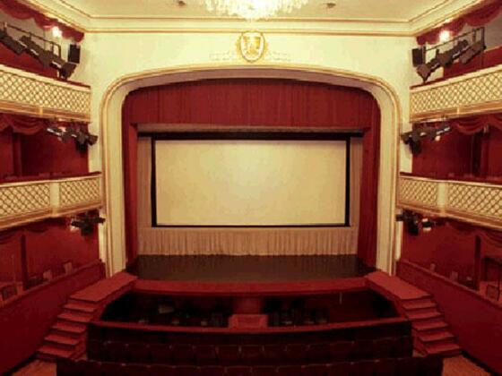 Stadttheater Gmunden Bühne mit Leinwand