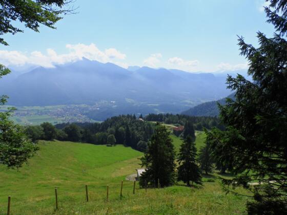 Ausblick auf die Staffn-Alm (Im Hintergrund Marquartstein und Hochgern)
