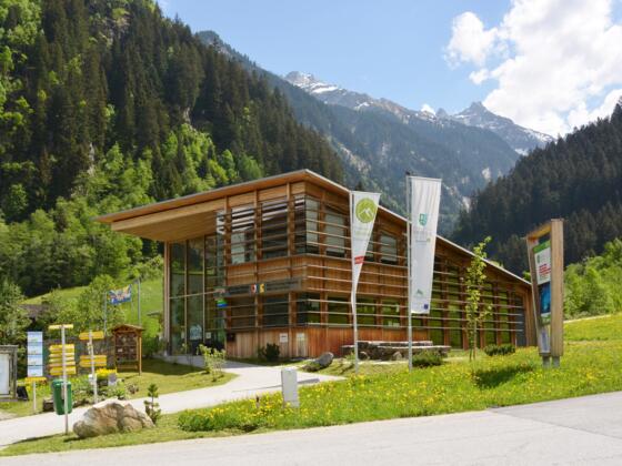 Das Naturparkhaus in Ginzling im Sommer.