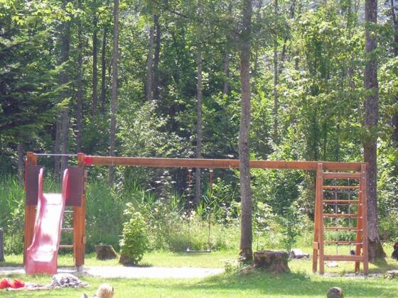 Schaukel mit Rutsche am Strandbad Untersee in Bad Goisern a.H.