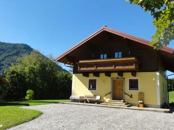 Ferienhaus mit blauem Himmel