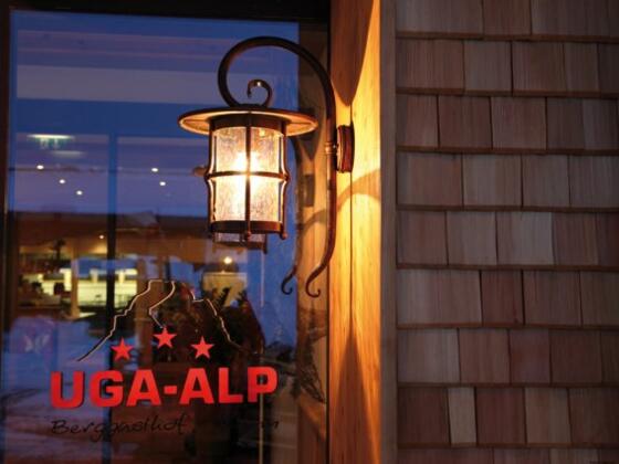 Eingang des Berggasthofs Uga-Alp