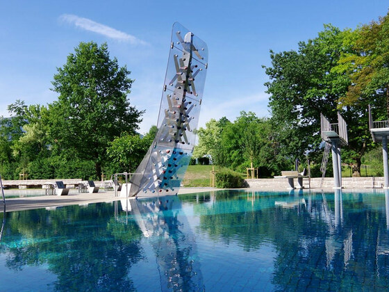 Freibad Marzoll mit dem Hochstaufen
