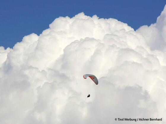 Paragleiter über den Wolken
