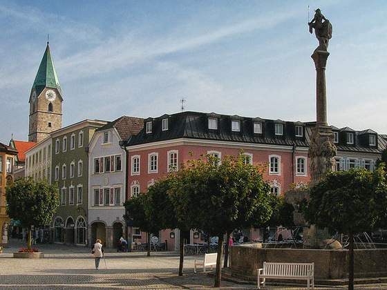 Rathausplatz Bad Reichenhall mit dem Turm der Ägidikirche