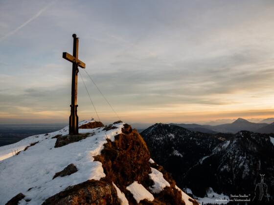 erste Sonnenstrahlen am Gipfelkreuz des Hochgern