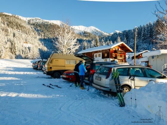 Parkplatz mit Toiletten beim Heutalbauern