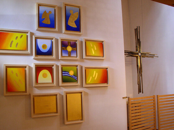 Hölzerne Bildtafeln illustrieren wichtige Station des Lebens Jesu