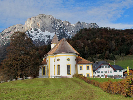 Die Wallfahrtskirche Maria Heimsuchung vor dem Untersberg