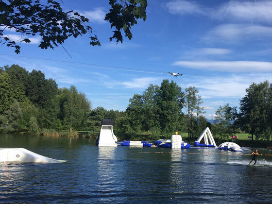 Abenteuerland auf dem Wasser und Wakeboardlift