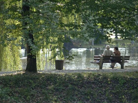 Paar auf Bank im Kurpark Aibling.
