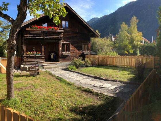Holzhaus mit eigenem Garten