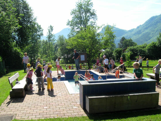 Gut besuchte Kneippanlage während der Eröffnungsfeier des Brannenburger Natur-Erlebnispfads.