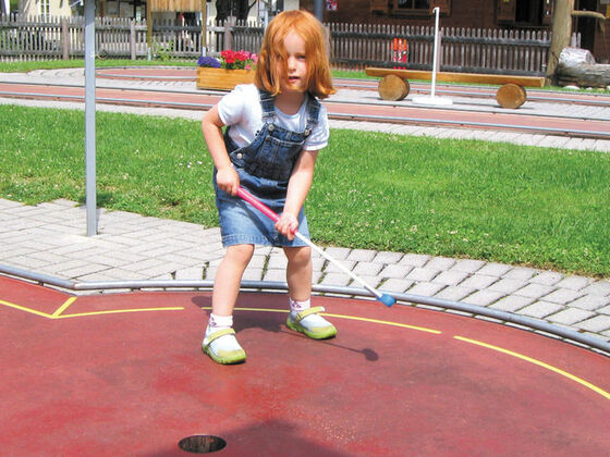 Kind beim Minigolfspielen in Bad Feilnbach.