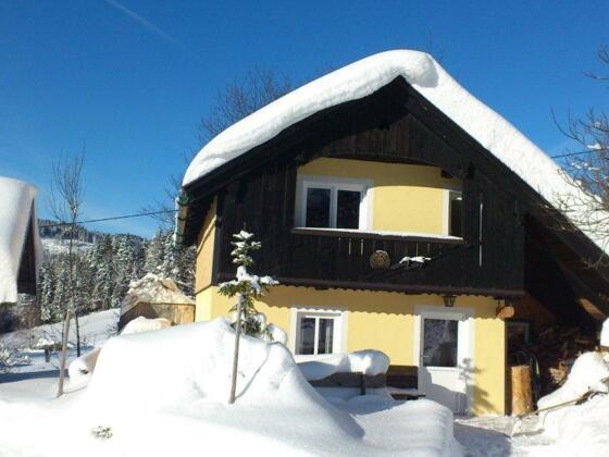 Shihütte zugeschneit