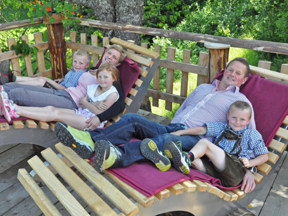 Familie im Kräutergarten