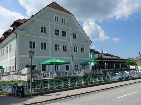 Hotel mit Donauterrasse