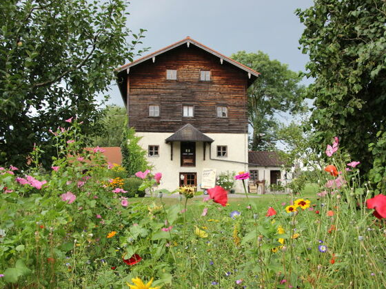 Mühlengebäude am Bach