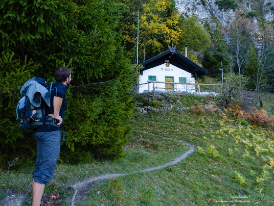 ein kleiner Steig führt zur schön gelegenen Bichler-Hütte