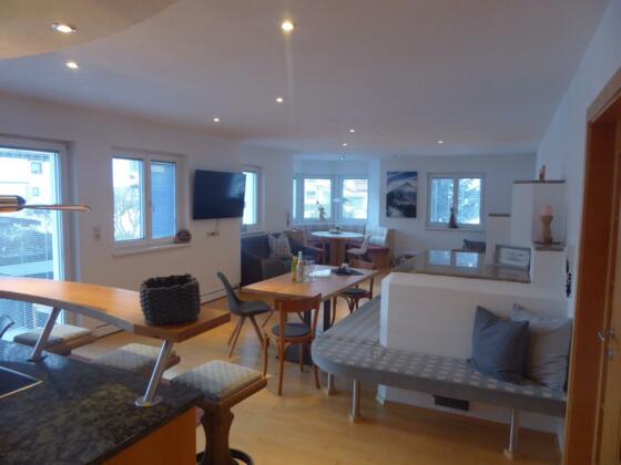 Wohnzimmer mit Kachelofen