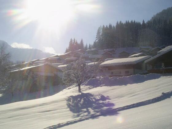 Feriendorf neben der Piste