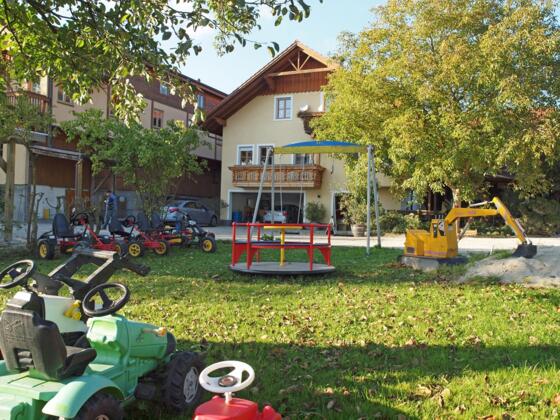 Spielplatz mit Kinderbagger