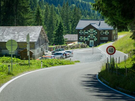Bushaltestelle und Parkplatz beim Bädle
