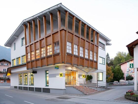 Raiffeisenbank mit Bankomat