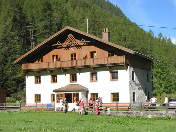 Die Tiroler Hütte im Sommer.