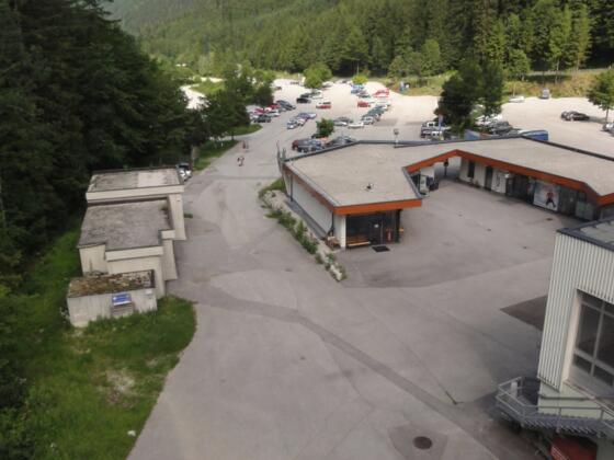 Wurzeralm Parkplatz 1 - Sicht aus der Standseilbahn; hinten Gr. Pyhrgas