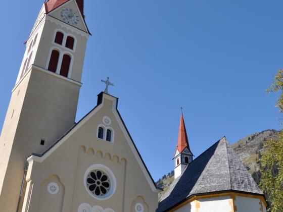 Kirche und Leichenkapelle Holzgau