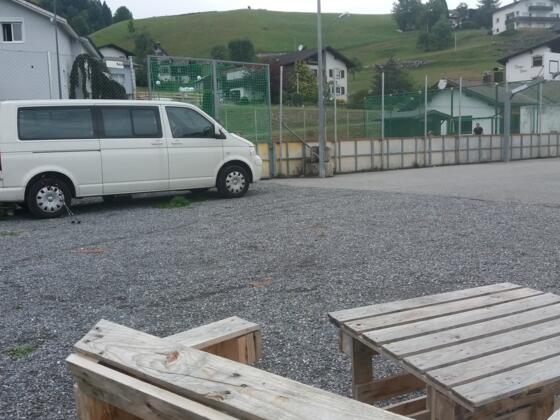 Parkplatz mit Sitzgruppe neben der Sportanlage.