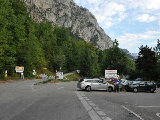 Großer, kostenloser Parkplatz am Umkehrplatz.
