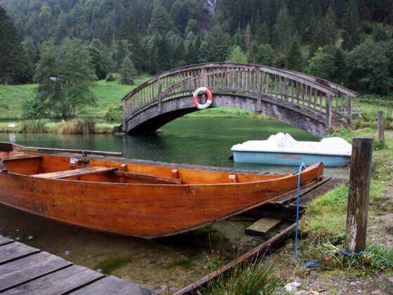 Mit dem Ruderboot auf den Forellenteichen des Freizeit- und Wildparkes Unterpauern.