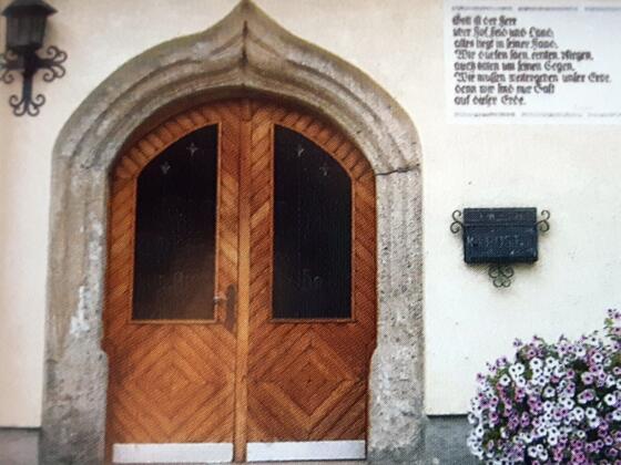 Haustür und Spruchtext beim Stöcklbauer