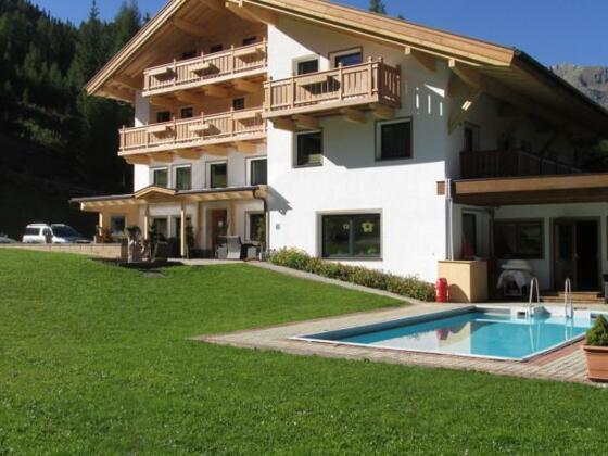 Waldesruh Sommer mit Freischwimmbad