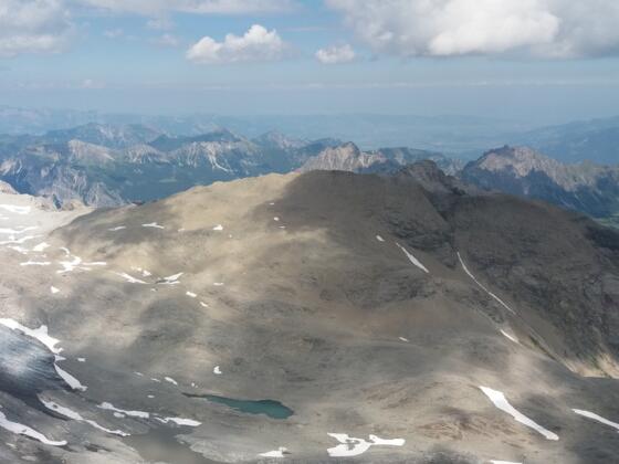 Von Schesaplana: Mannheimer Hütte mit Grat zum Wildberg.