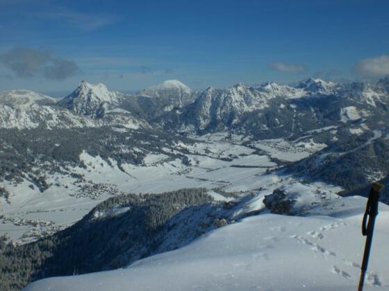 Aussicht ins verschneite Tannheimer Tal