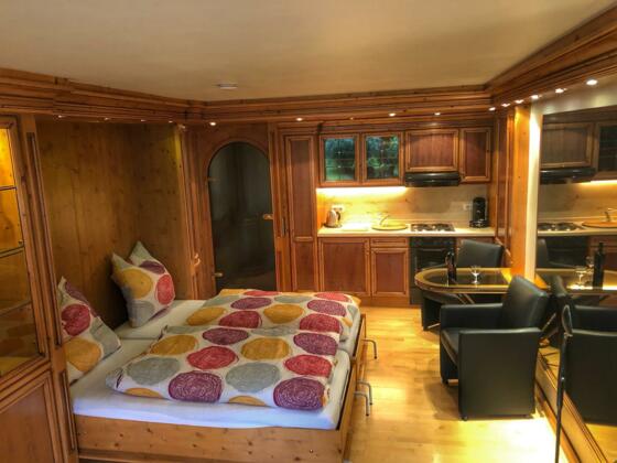 Appartement mit ausgeklappten Schrankbett