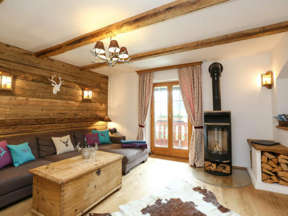 Rustikales mit Altholz ausgebautes Wohnzimmer