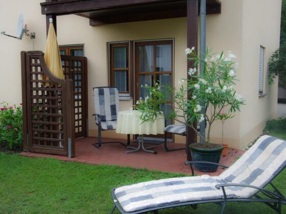 Sonnenterrasse mit Zugang zum Garten