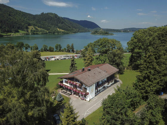 Unser Gästehaus von oben mit Blick auf dem Schliersee