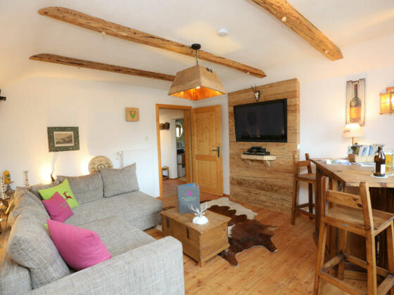 gemütliches Wohnzimmer mit Altholzverkleidungen