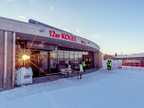 Die Bergstation bei Sonnenaufgang an einem Renn-Wochenende