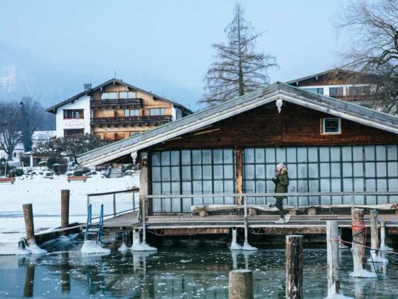 Hotel Terrassenhof im Winter, mit Bootshaus, Bad Wiessee