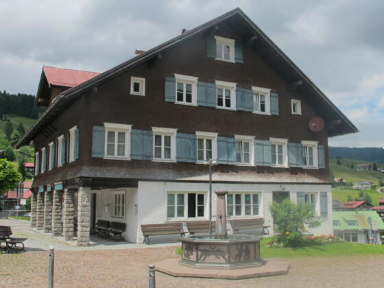 Schul- und Mesnerhaus